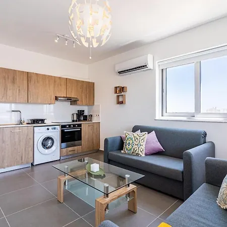 Silver Line 1-bedroom & Balcony In דירה לרנקה